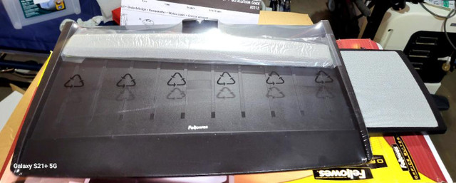 NEW Fellowes CRC 80312 Deluxe Keyboard Drawer with wrist support