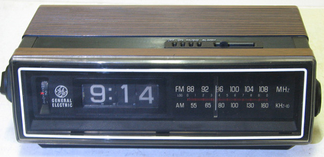 vintage GE General Electric FLIP Clock Radio  Serviced Perfect in General Electronics in City of Toronto - Image 2