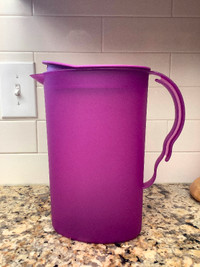 Tupperware pitcher with rocker lid