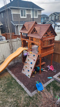 Outdoor play structure 