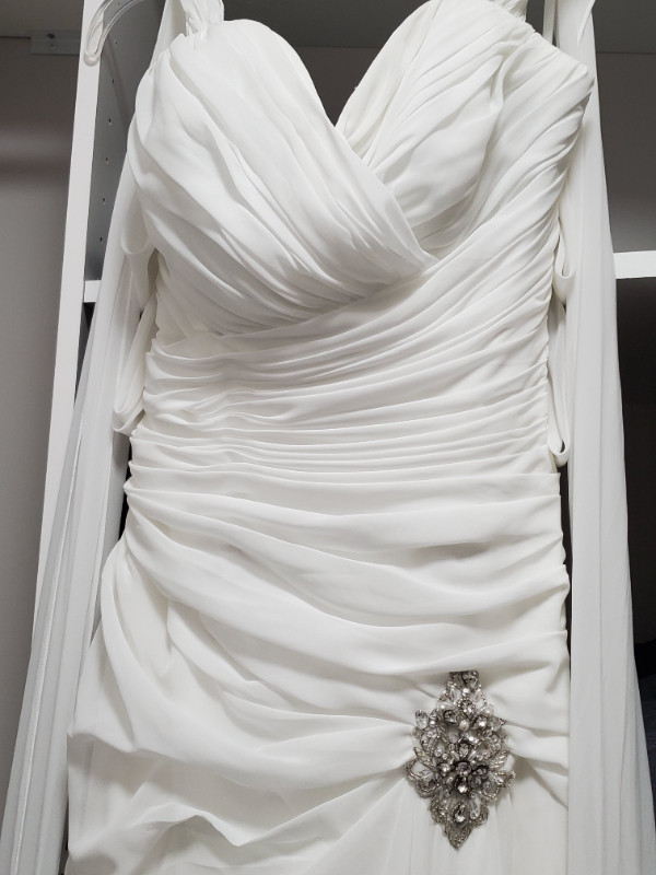 Wedding Dress - New w/ Tags in Wedding in Calgary - Image 2