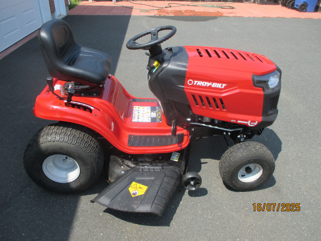 Lawn tractor Troy Bilt 42in, 547cc=19hp, automatic, new, use one in Lawnmowers & Leaf Blowers in Bathurst - Image 3