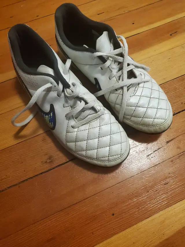 Nike kids soccer shoe size 3 in Kids & Youth in Ottawa - Image 3