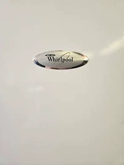 Je vends un réfrigérateur Whirlpool fiable et en bon état général. Ce réfrigérateur est parfait pour...