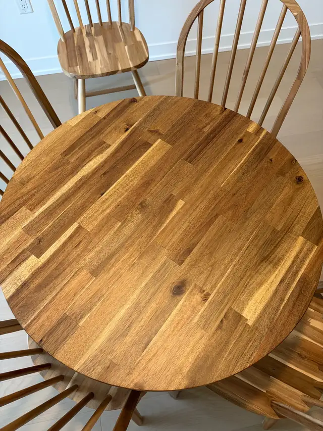 Solid wood dining table and 5 chairs in Dining Tables & Sets in Mississauga / Peel Region - Image 3
