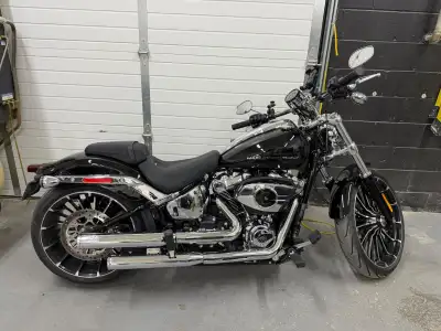 Purchased earlier this year from Harley-Davidson Mississauga. Selling due to an upcoming move to ano...