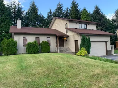 Spacious fully furnished 6 bedrooms, 3 1/2 bathrooms available for rent (approx 3400 square feet on...