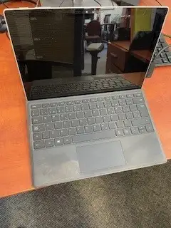 Microsoft Surface Pro 4 Intel i5 8 Go RAM 256 Go SSD Windows 10 Clavier détachable inclus. Modèle pl...