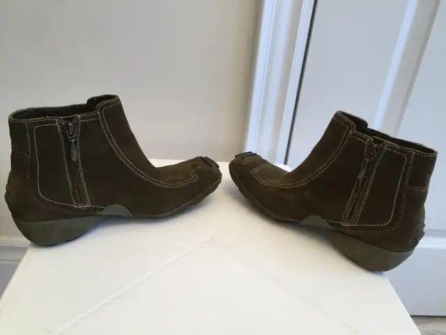 Privo Clarks Waterproof Leather Ankle Boots shoes Women size 6M in Women's - Shoes in Markham / York Region - Image 4