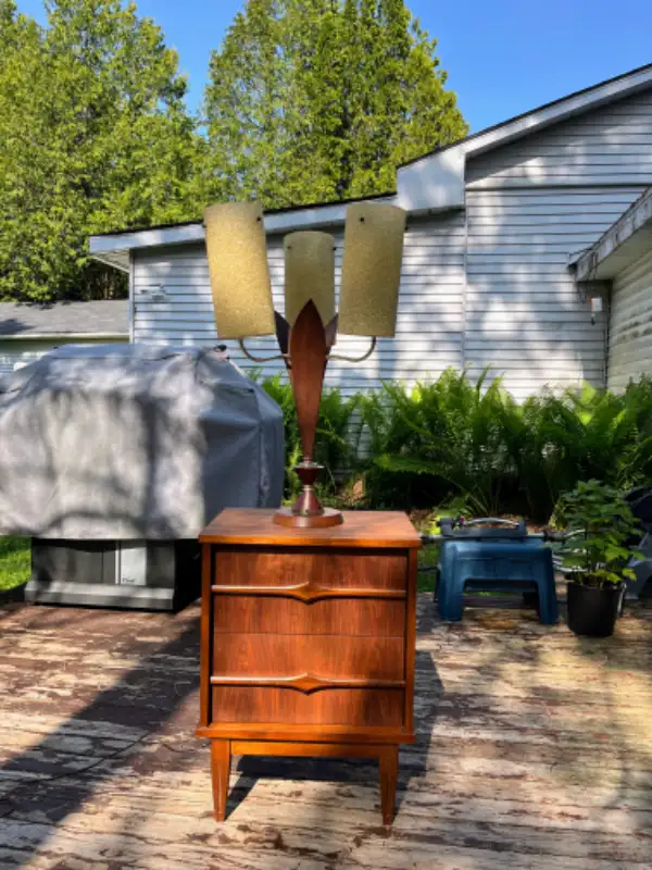 Gorgeous MCM table lamp with 3 lucite shades 1960 lampe Vintage in Indoor Lighting & Fans in City of Montréal - Image 3