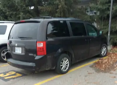 great solid 2010 van New tranni, all new tires, stow and go seats