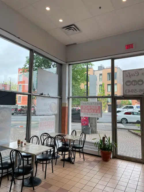 Espace Café / Resto Rapide – 1740 pi² – Potentiel de Rénovation & Terrasse Espace commercial de 1 74...