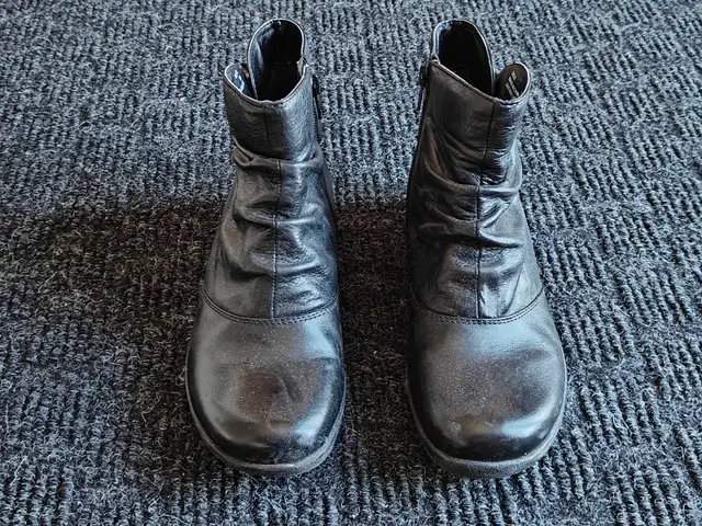 Women Clarks Black Leather Ankle Boots | Size 7M | Ruched Zipper in Women's - Shoes in Calgary - Image 3
