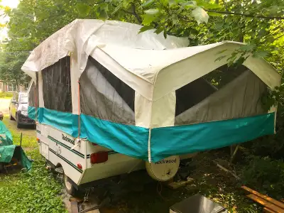 Soyez à l'avance, tente roulotte Rockwood 1986 avec frigo et poêle au gaz. Elle est propre, solide e...