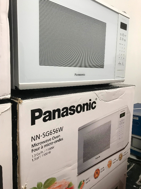 Keep Warm Panasonic 1.3 Cu.FT Countertop Microwave Oven NNSC678S in Microwaves & Cookers in Cambridge - Image 4