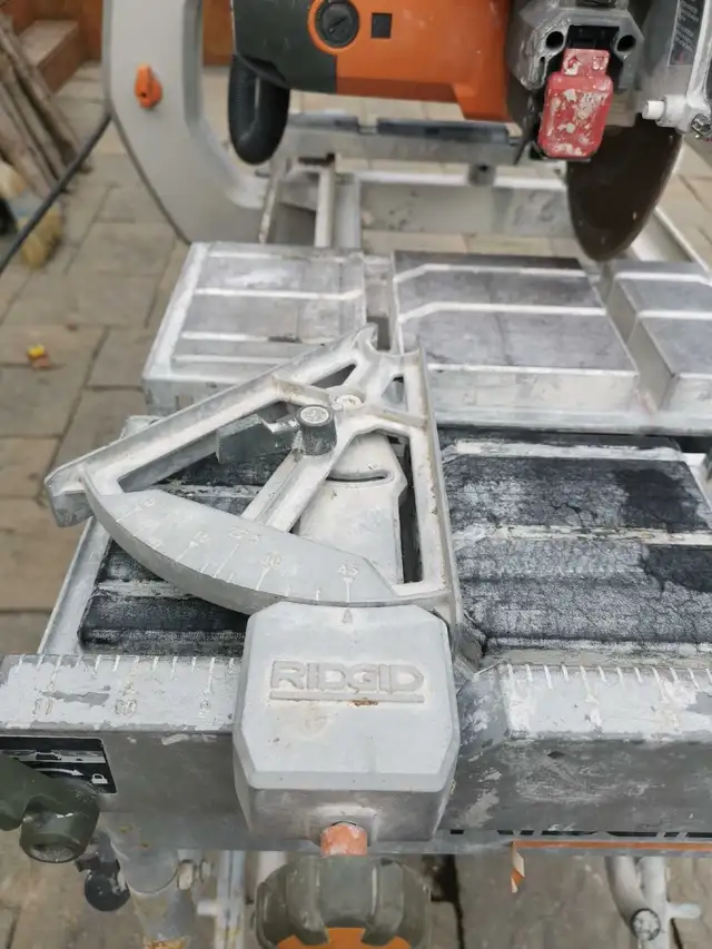 RIDGID 10-inch Wet Tile Saw in Power Tools in Markham / York Region - Image 5