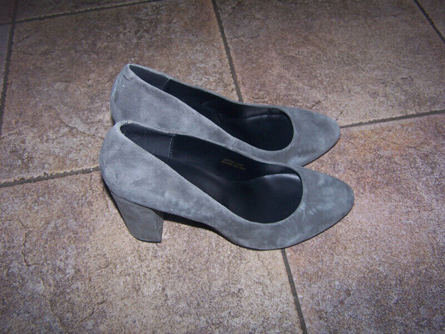 grey suede shoes in Women's - Shoes in Moncton - Image 2