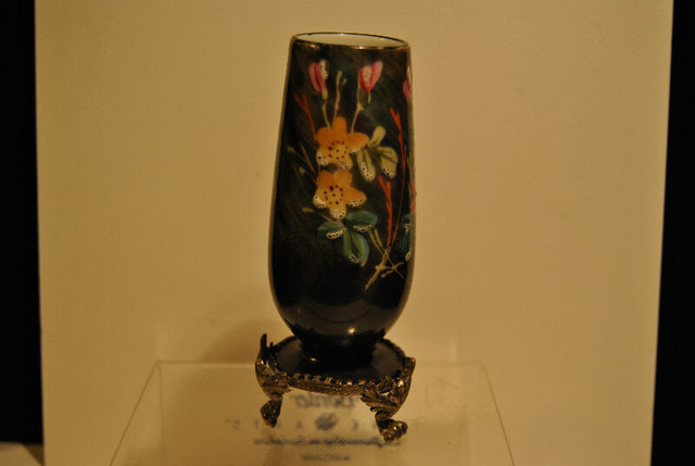 ANTIQUE SMALL PORCELAIN VASE  STAND BRONZE in Arts & Collectibles in Vancouver - Image 4