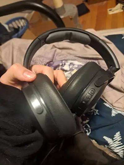 Skullcandy head phones, Bluetooth but had a cord for plugin. Needs charging but otherwise good. Has...