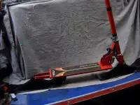 Snow Kick (Tiga) sur ski, pliante. Orange/Noir. Comme neuve