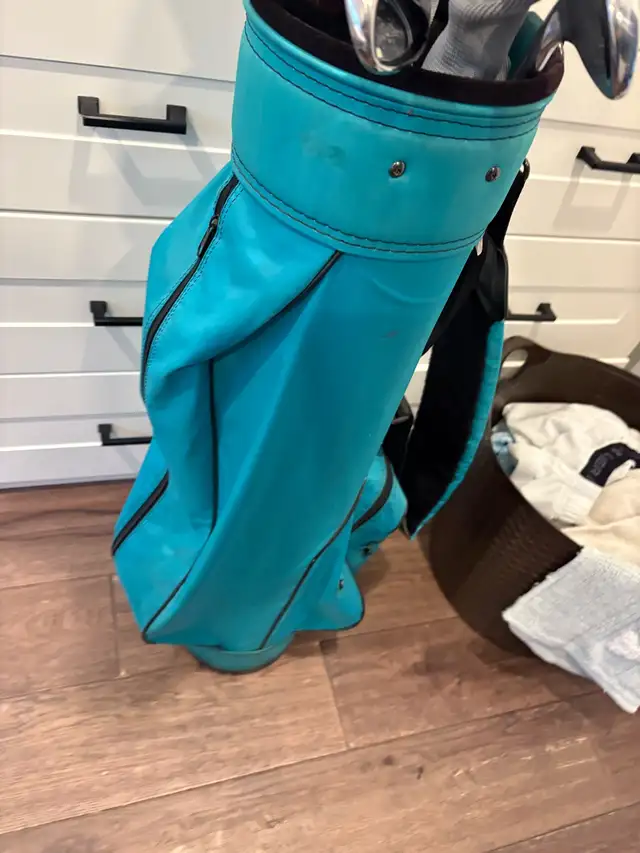 women’s right handed golf clubs and bag  in Golf in Guelph - Image 3