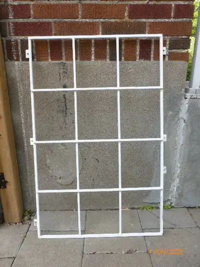 Grille de sécurité en fer peinturé blanc, View more
