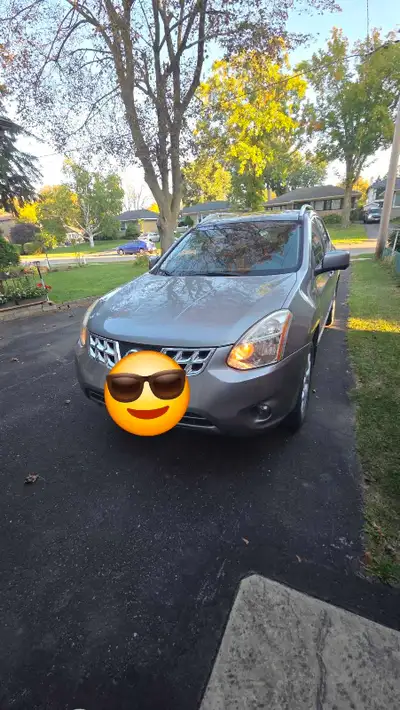 This pre-owned Nissan Rogue SL features a 2.5L engine and all-wheel drive,performance for your daily...
