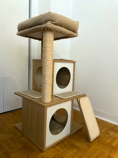 Arbre à chat en bois – Excellente condition Solide et élégant, parfait pour faire plaisir à votre fé...