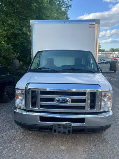 Reliable and ready to work! This 2019 Ford E-450 Super Duty is perfect for moving companies, deliver...