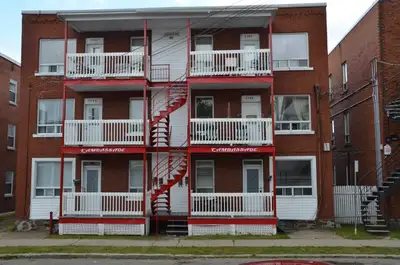 Disponible dès le 1er janvier. Bel appartement lumineux comprenant 2 chambres fermées et un salon do...