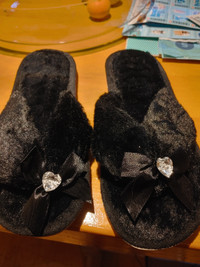 Bn very soft black thong slippers w bow &heart jewel