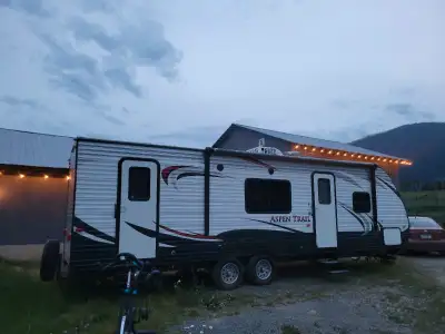 2014 Aspen Trail BHS 2760 Newer Queen mattress Large Bunk beds Lots of light inside, great skylights...