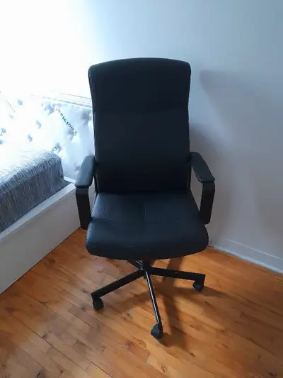A venir chercher rue de Namur (Sainte Foy) Fauteuil ou chaise de bureau en cuirette encore en excell...