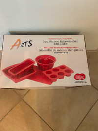 BRAND NEW IN BOX 5 PC SILICONE BAKEWARE SET (PRICE REDUCED)