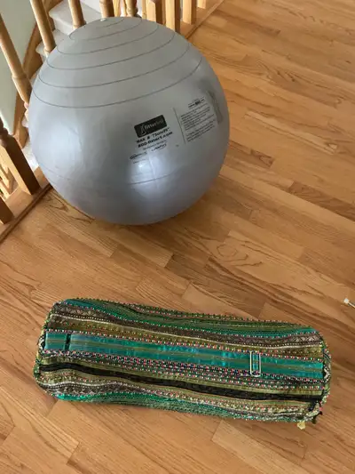 Beautiful tote bag and mat. Ball included. Used a few times. Mat measurements: 24” x 72” . 1/4” foam