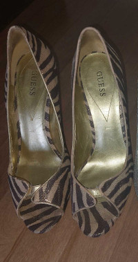 SIZE 9 GUESS