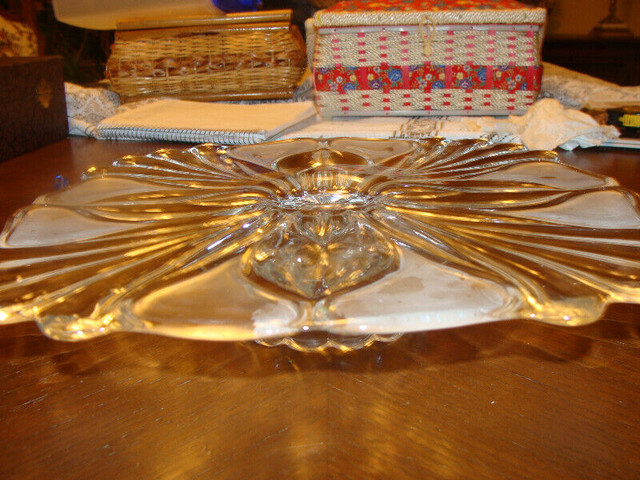 Assiette en cristal, avec pied, idéal pour présenter des gâteaux dans Art et objets de collection  à Laval/Rive Nord - Image 2