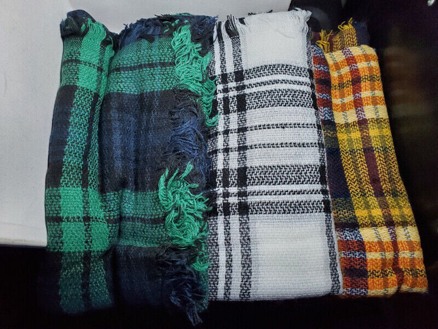 Wander Agio winter large scarf brand new / grand foulard d'hiver dans Autre  à Ouest de l’Île