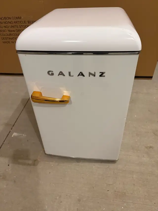 Galanz Compact Fridge in Refrigerators in London - Image 5