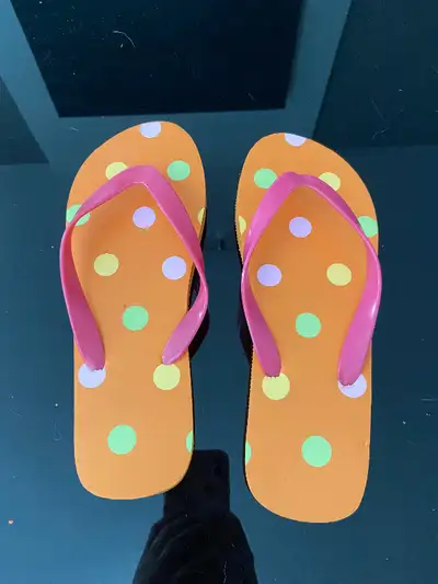 Women’s flip flops Never used Size large