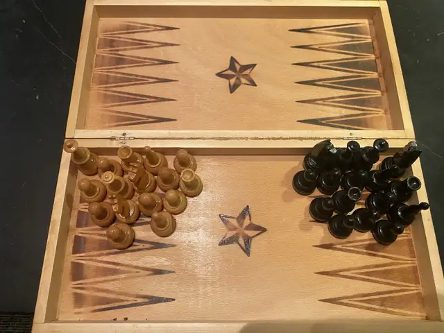 Vintage 1980 Bulgarian Wood-Burned Chess & Backgammon Set in Toys & Games in City of Toronto - Image 3