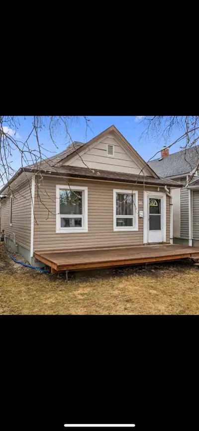 311 Victoria ave West $1550 Cozy 2 bedroom Single detached garage Parking stall beside Parks, school...