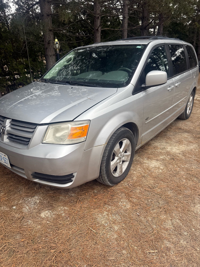 2009 dodge caravan stow & go  in Cars & Trucks in Markham / York Region - Image 2