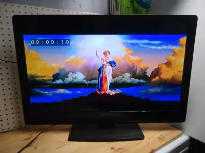 Insignia NS-32E321A13 32Inch LED TV PC Monitor HDMI with Remote Control. Works great and in good con...