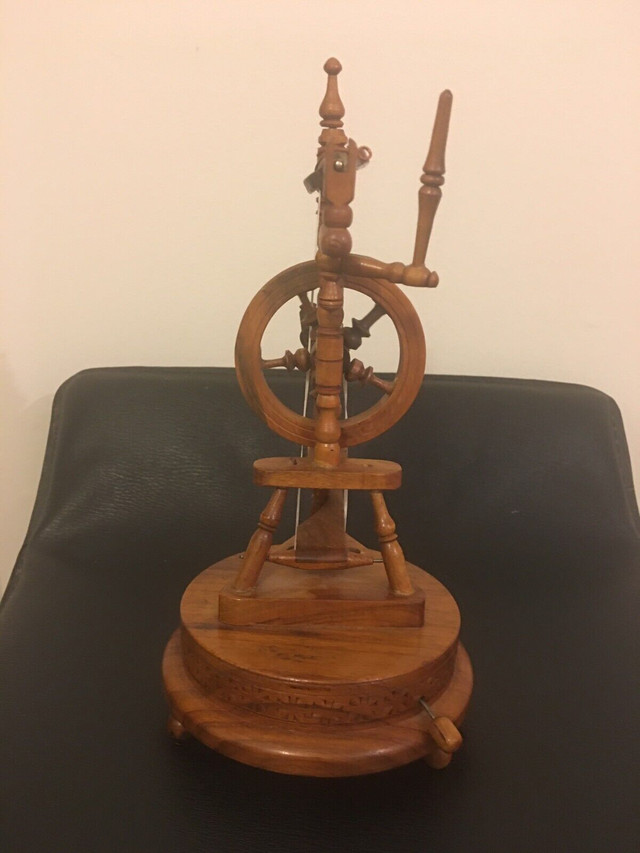 Vintage miniature Reuge musical spinning wheel. 10”. in Arts & Collectibles in Markham / York Region - Image 2