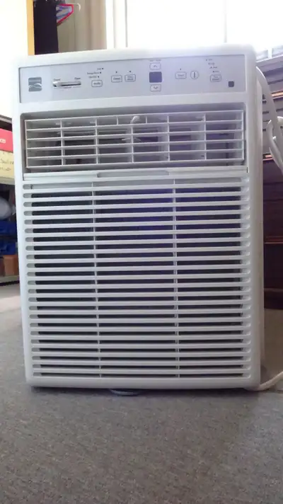 Climatiseur de fenêtre vertical de 12000 BTU avec télécommande.