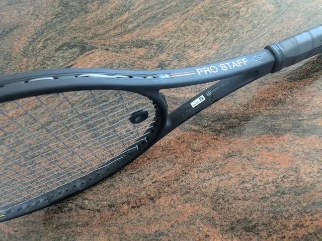 Wilson Pro Staff 97 v13 (315g) tennis racquet, grip 4 3/8 in Tennis & Racquet in Mississauga / Peel Region - Image 3