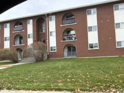 Three storey walk up, large unit in mature building, Northfield and Weber waterloo close shopping bu...