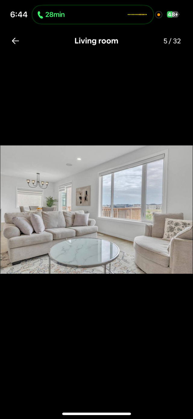 Spacious 4-Bedroom Family Home Overlooking the Lake in Manitoba in Canada - Image 8