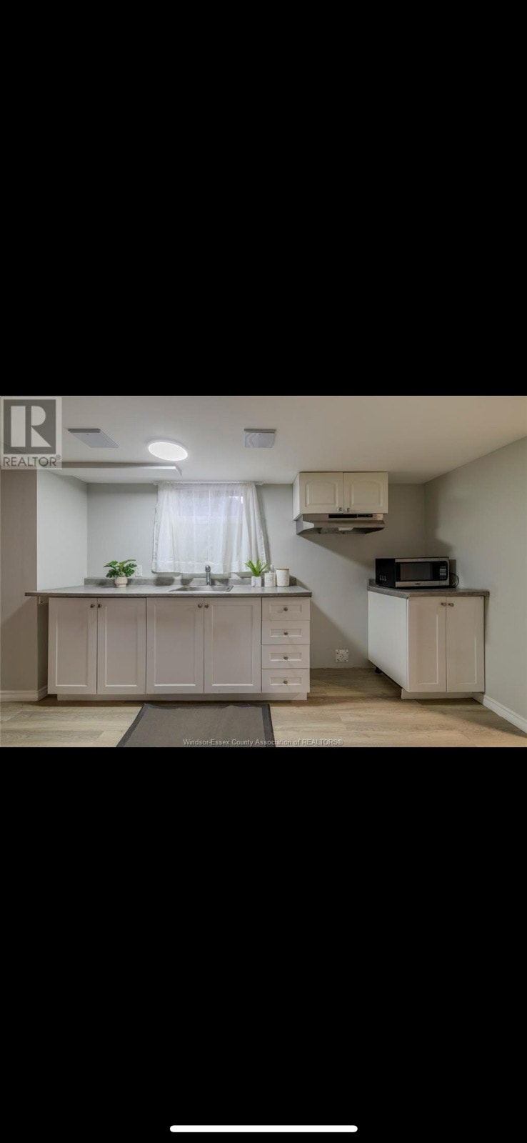 2BR Newly Renovated Basement Near St. Clair College 4